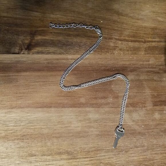 Silver key necklace - Picture 2 of 4